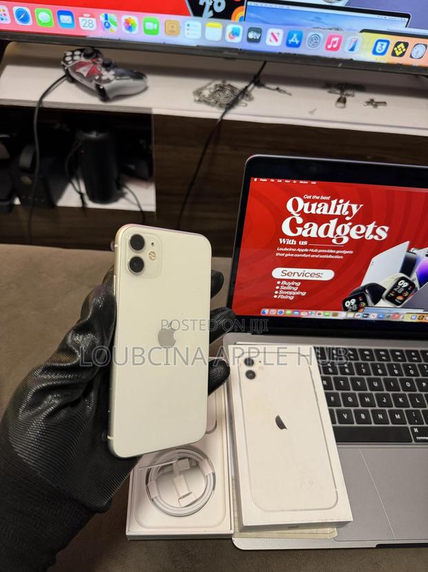 Apple iPhone 11 64 GB White · Photo 2