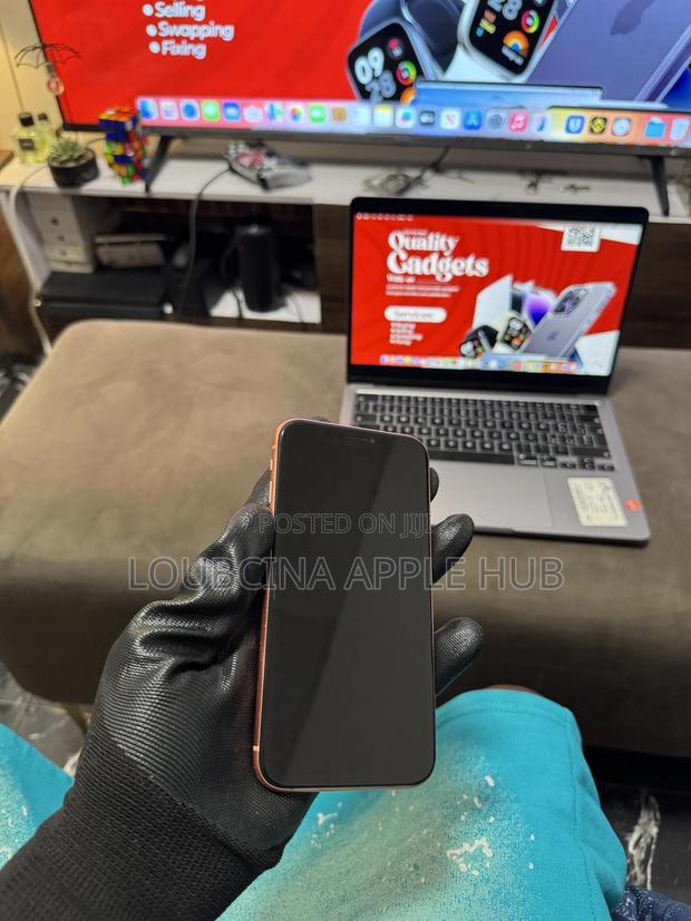 Apple iPhone XR 64 GB Orange · Photo 4