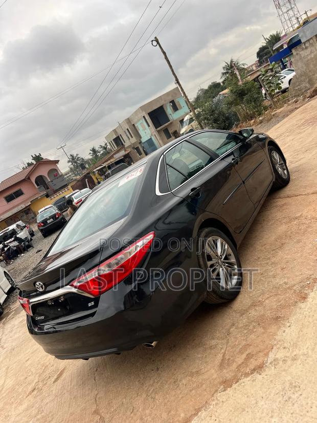 Toyota Camry SE 4dr Sedan (2.5L 4cyl 6A) 2017 Black photo 4