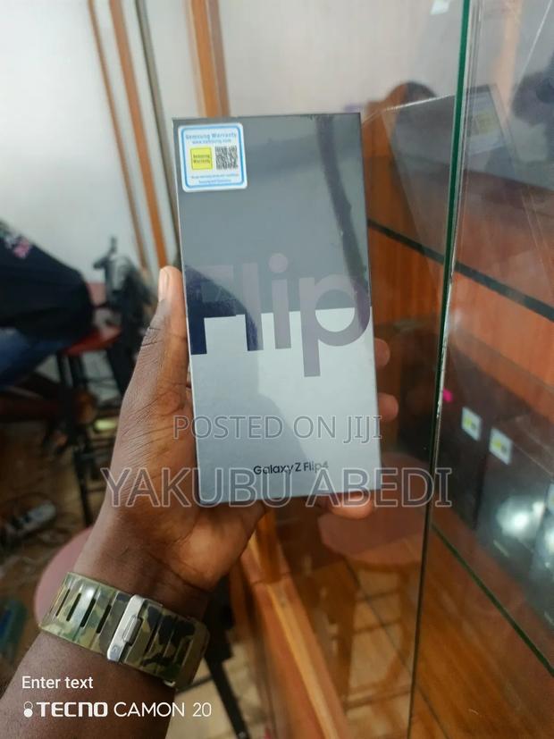 New Samsung Galaxy Z Flip4 512 GB Black · Photo 3