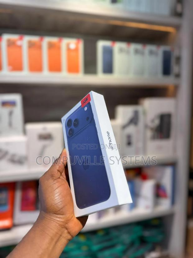 New Apple iPhone 17 Pro Max 256 GB Blue · Photo 3