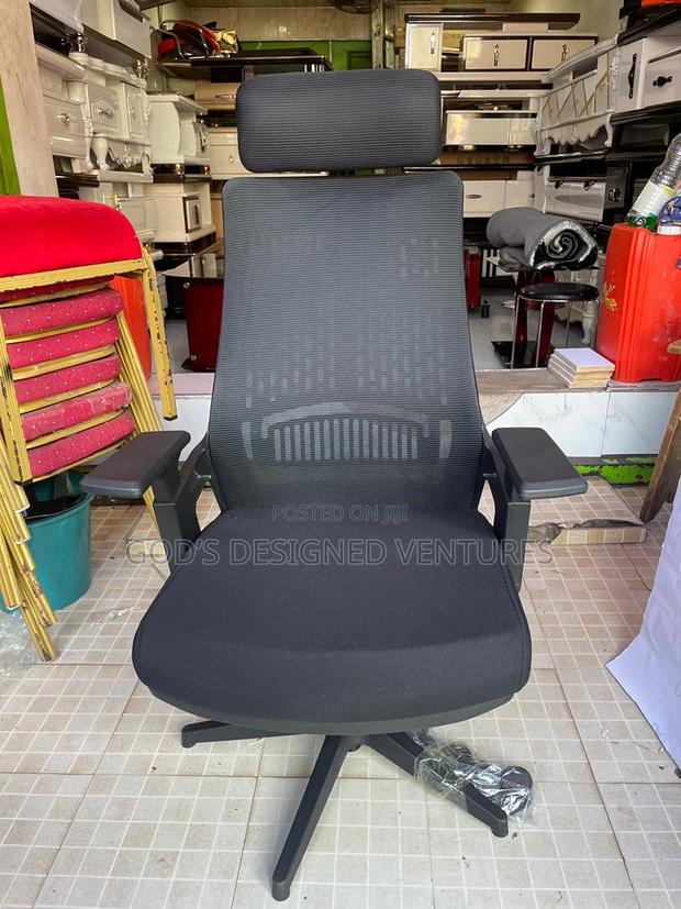 Solid and Well Grounded Swivel Chair · Photo 3