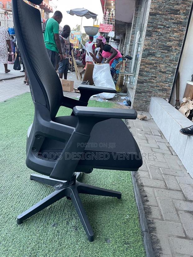Solid and Well Grounded Swivel Chair · Photo 4