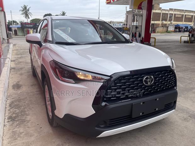 New Toyota Corolla Cross LE 2025 White