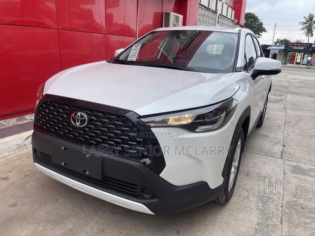 New Toyota Corolla Cross LE 2025 White