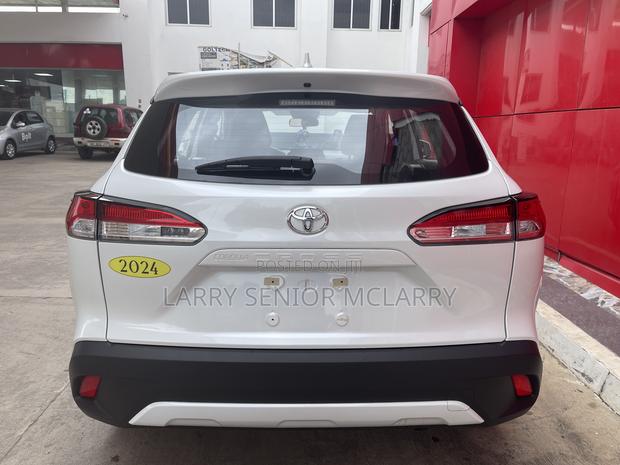 New Toyota Corolla Cross LE 2025 White