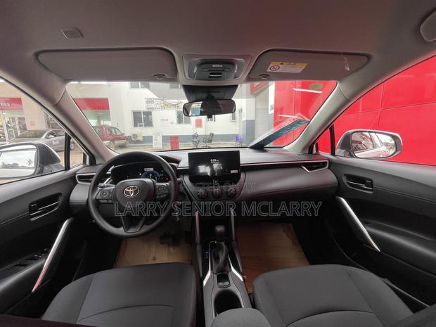 New Toyota Corolla Cross LE 2025 White