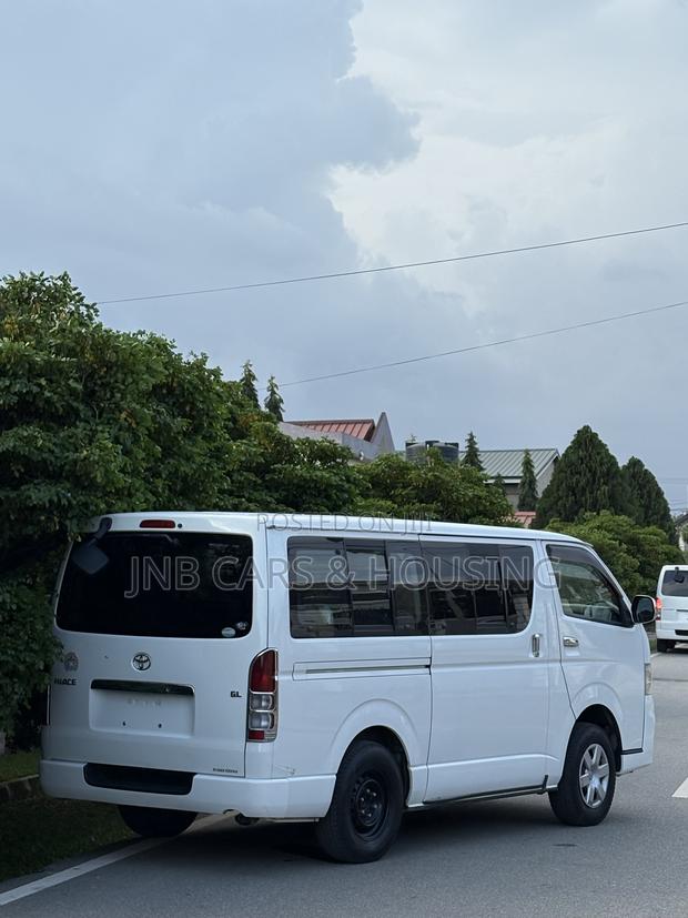 Toyota HiAce 2013 White