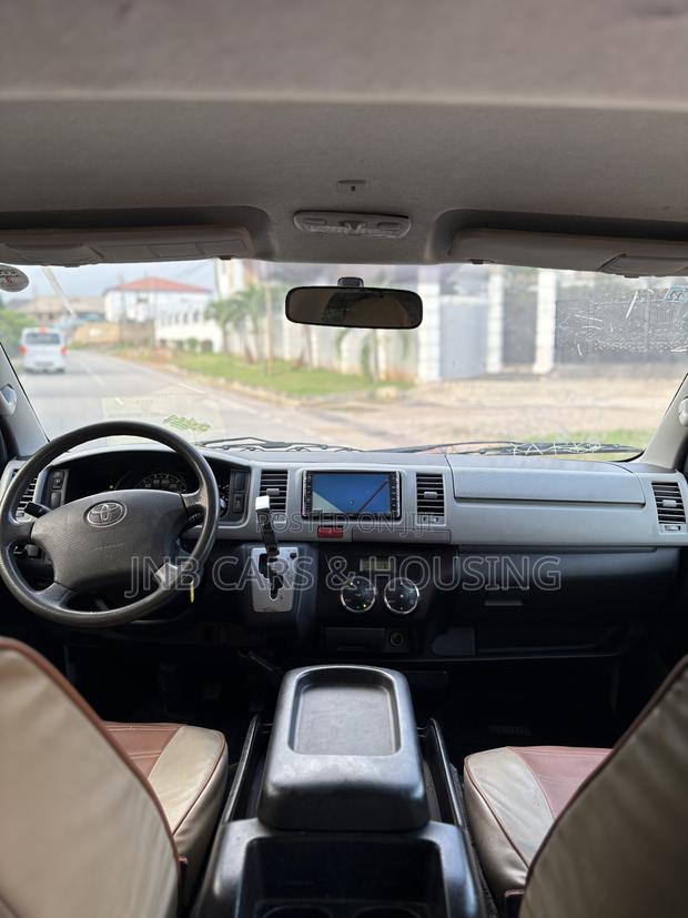 Toyota HiAce 2013 White