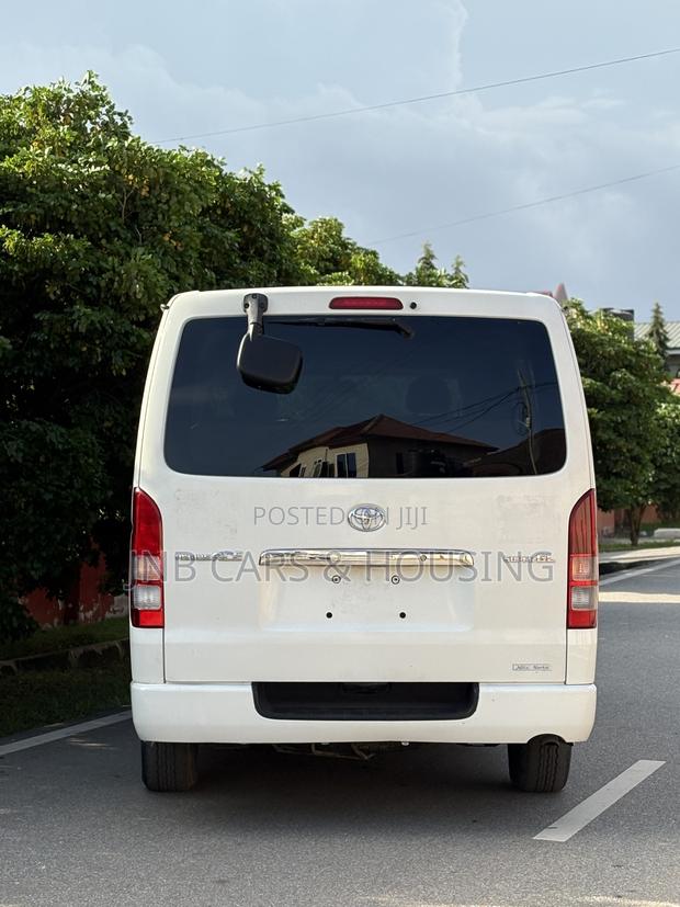 Toyota HiAce 2011 White