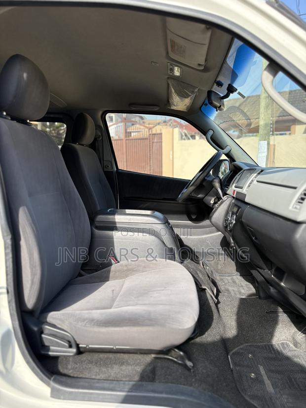 Toyota HiAce 2011 White