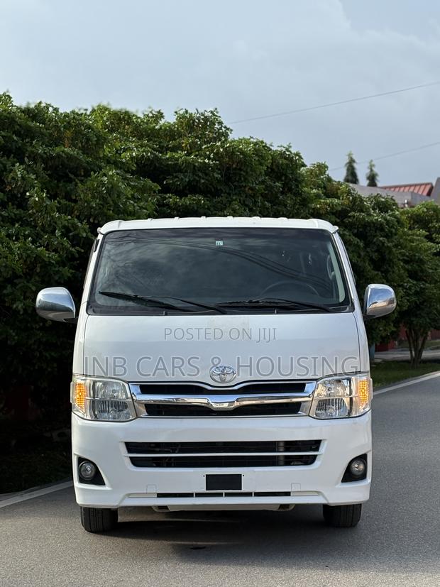 Toyota HiAce 2011 White