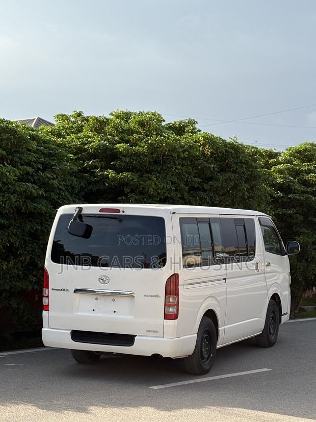 Toyota HiAce 2011 White
