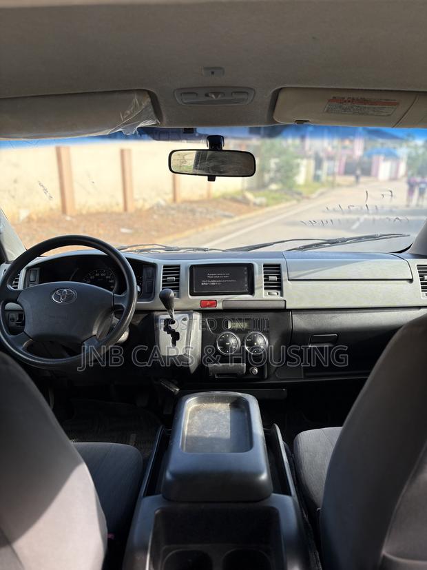 Toyota HiAce 2011 White