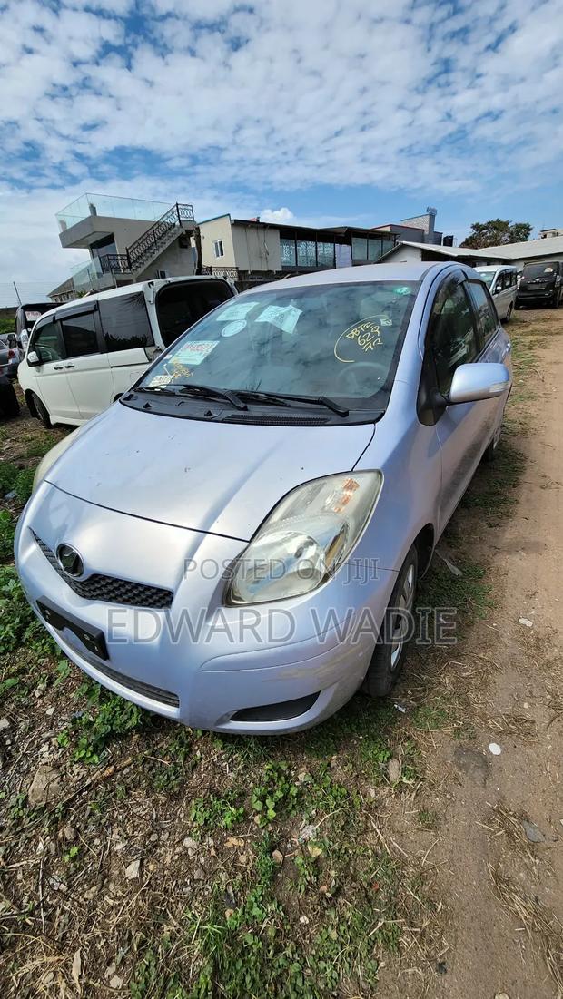Toyota Vitz 2012 Purple photo 3