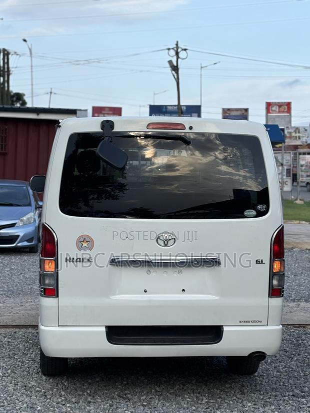 Toyota HiAce 2013 White photo 9