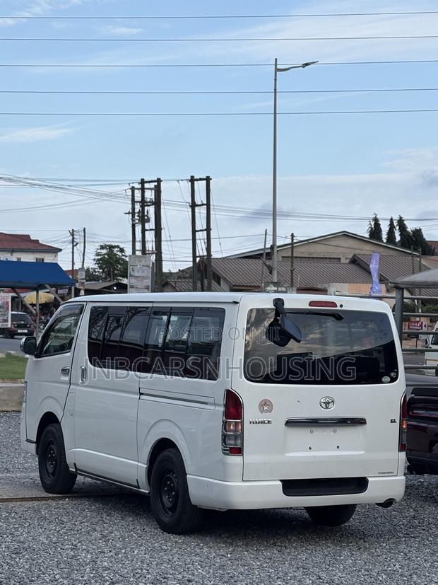Toyota HiAce 2013 White photo 7