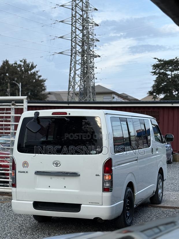 Toyota HiAce 2013 White photo 8