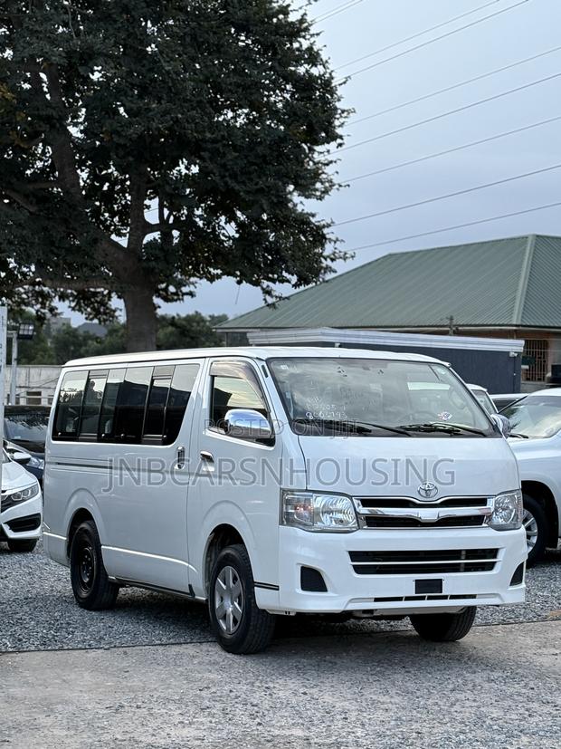 Toyota HiAce 2013 White photo 5
