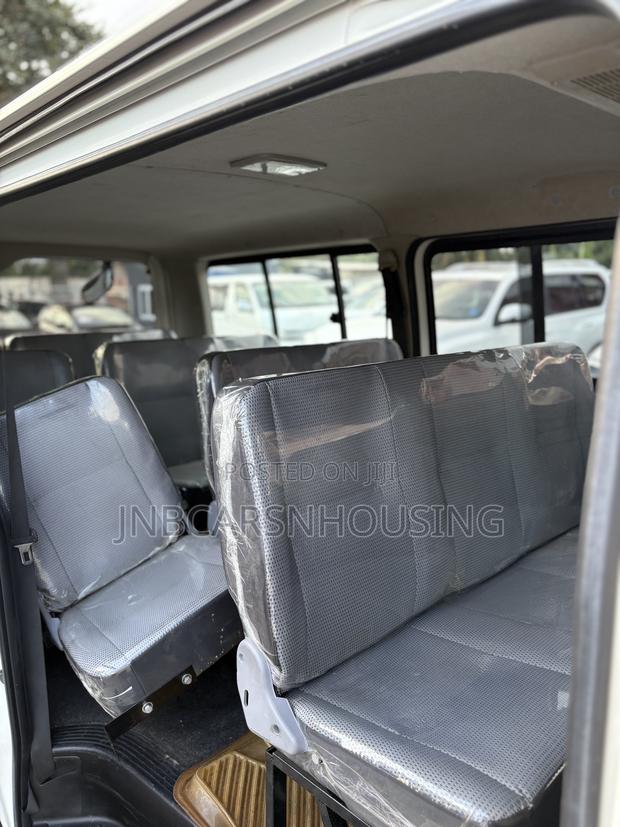 Toyota HiAce 2013 White photo 4