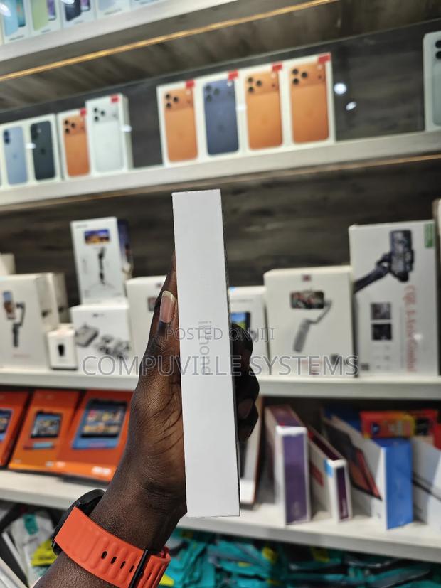 New Apple iPhone 17 Pro Max 1 TB Silver · Photo 2