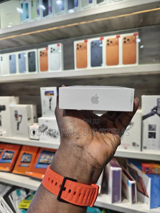 New Apple iPhone 17 Pro Max 1 TB Silver · Photo 4