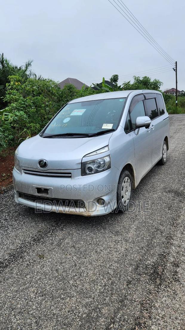 Toyota Voxy 2012 Silver