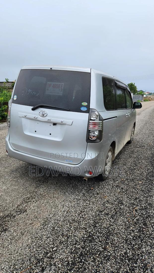 Toyota Voxy 2012 Silver photo 2