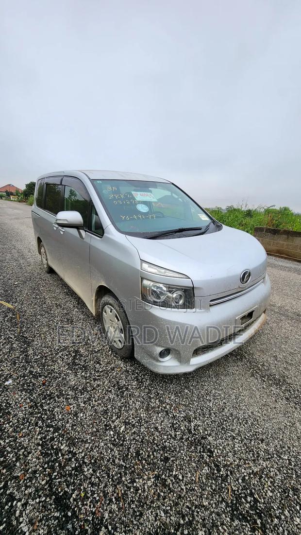 Toyota Voxy 2012 Silver photo 3