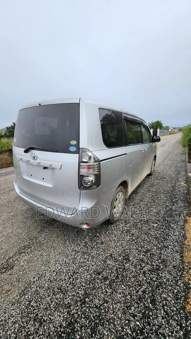 Toyota Voxy 2012 Silver photo 4