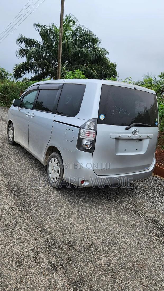Toyota Voxy 2012 Silver photo 5