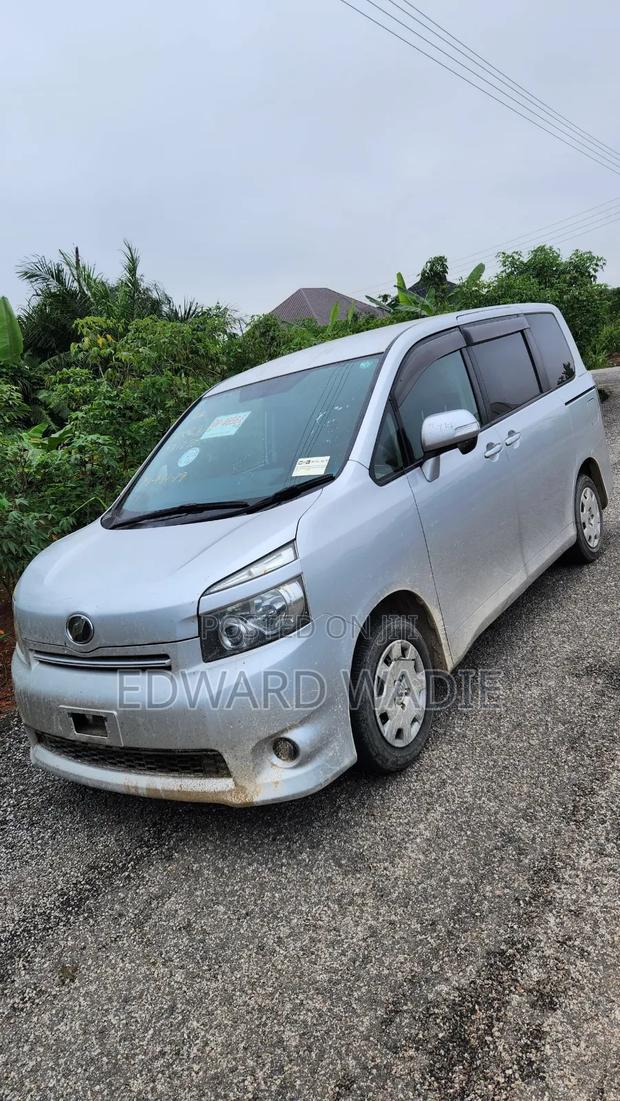 Toyota Voxy 2012 Silver photo 6