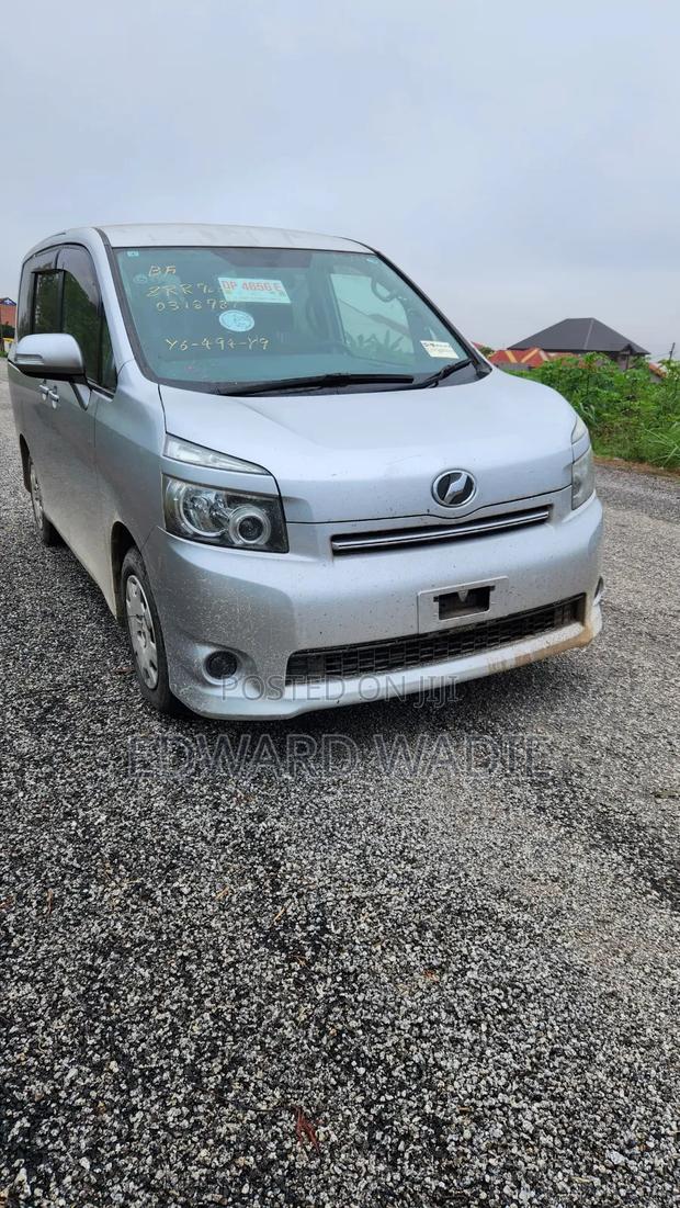Toyota Voxy 2012 Silver photo 7