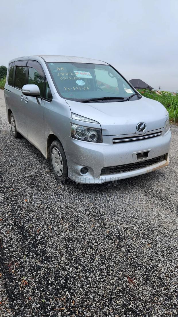 Toyota Voxy 2012 Silver photo 8