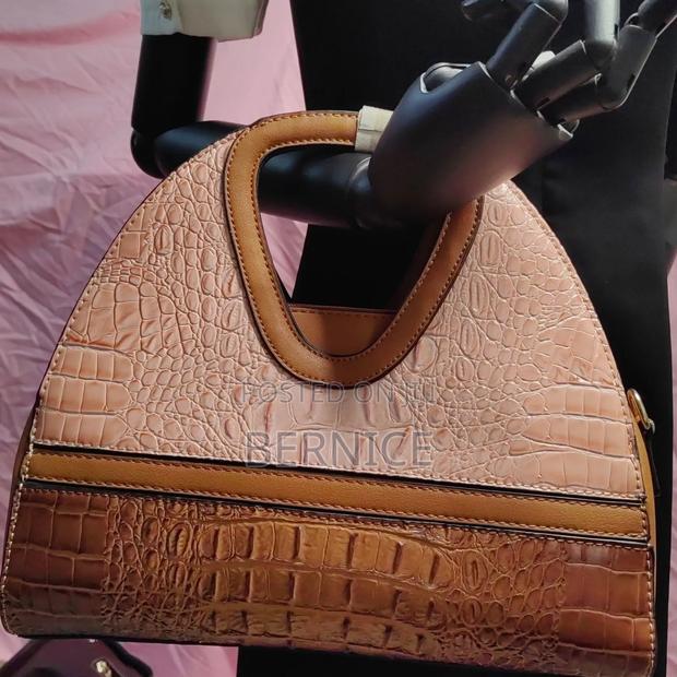 Elegant Croc-Embossed Handbag photo 2