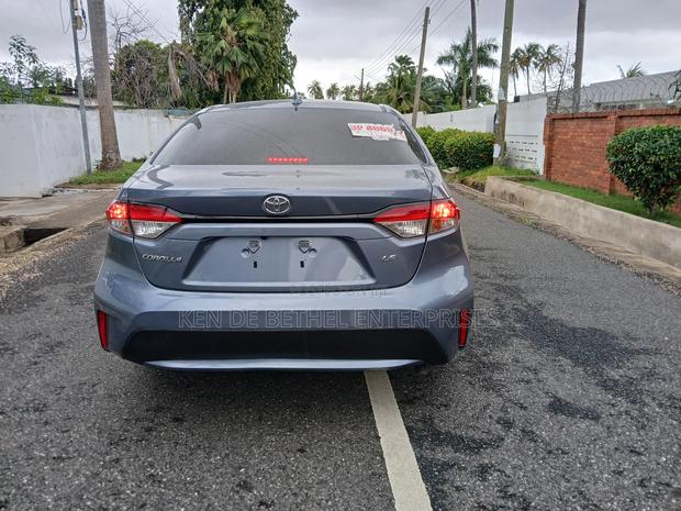 Toyota Corolla LE 2021 Blue photo 4