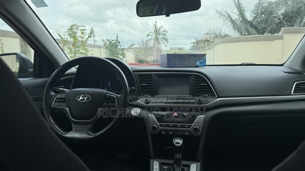 Hyundai Elantra Limited Sedan FWD (2.0L 4cyl 6A) 2017 Black