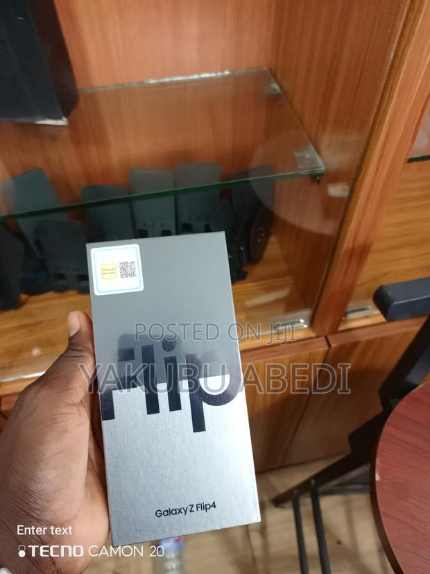 New Samsung Galaxy Z Flip4 256 GB Black · Photo 2