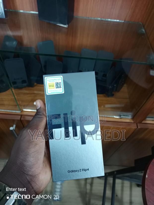 New Samsung Galaxy Z Flip4 256 GB Black · Photo 3