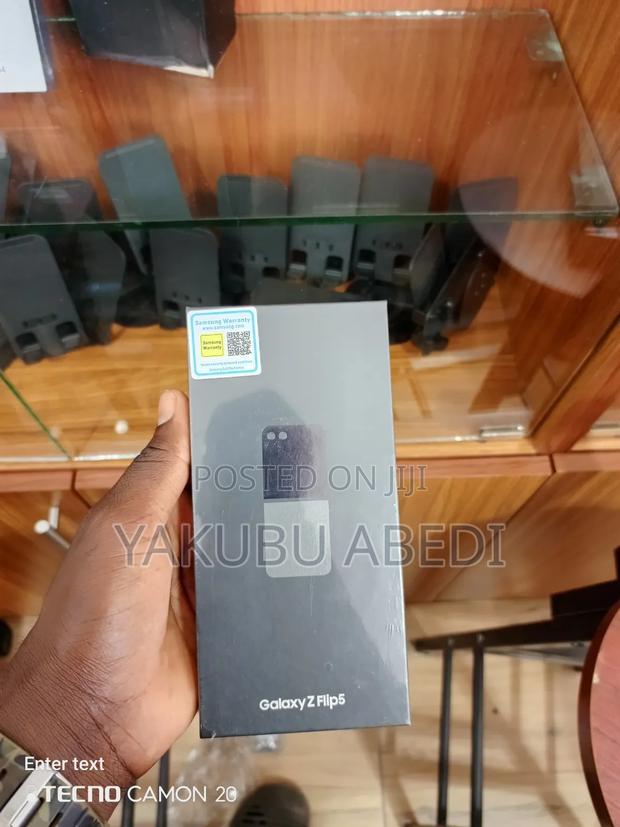 New Samsung Galaxy Z Flip 5 256 GB Black · Photo 1