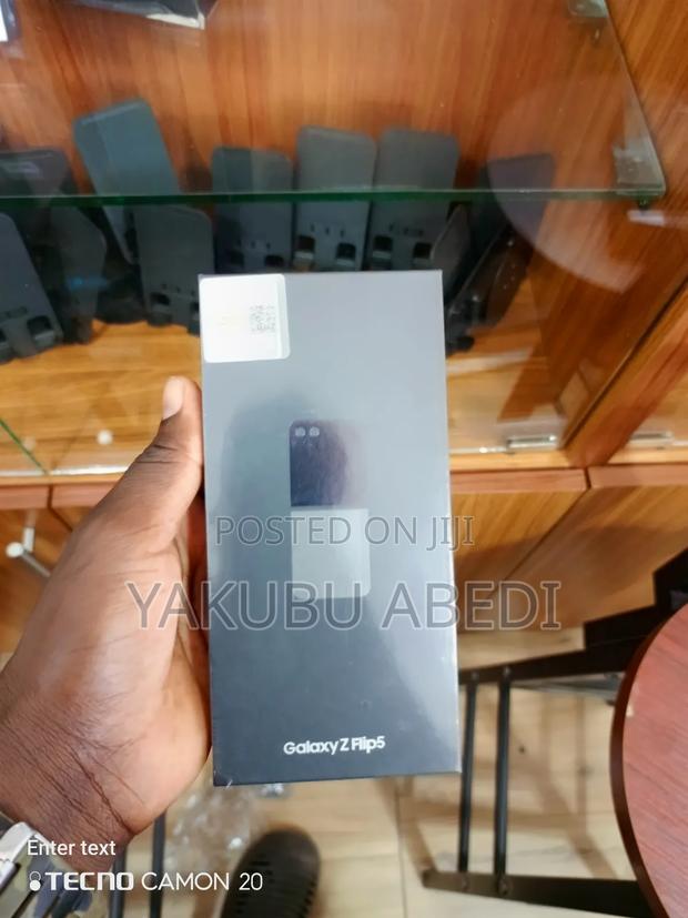 New Samsung Galaxy Z Flip 5 256 GB Black · Photo 2