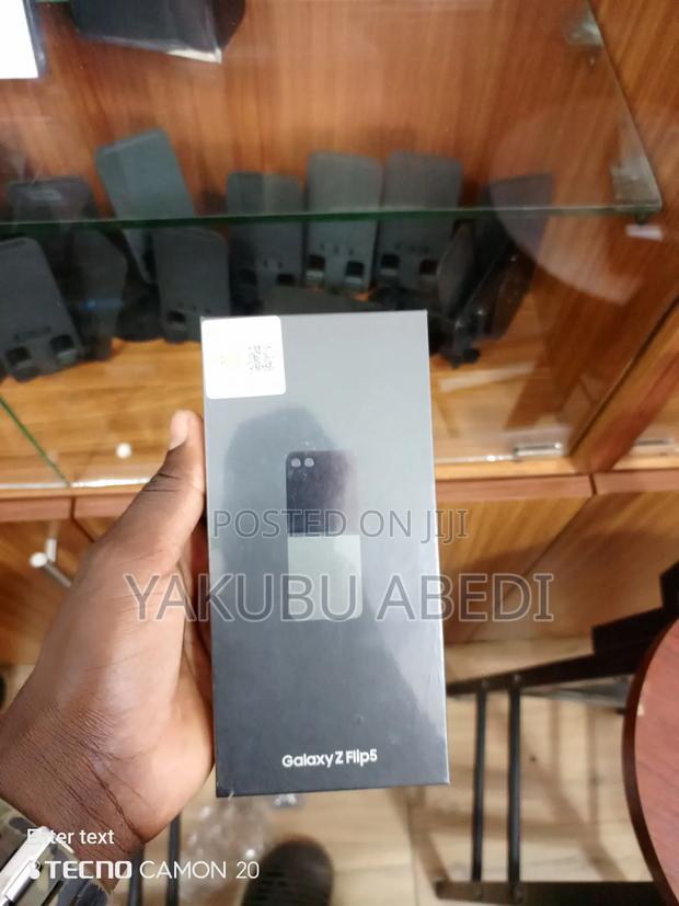 New Samsung Galaxy Z Flip 5 256 GB Black · Photo 3