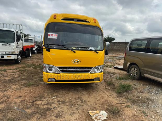 Hyundai Cunty Bus 27 Seater photo 2