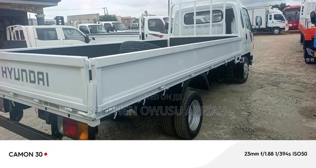 Kia Granbird 2004 White photo 5