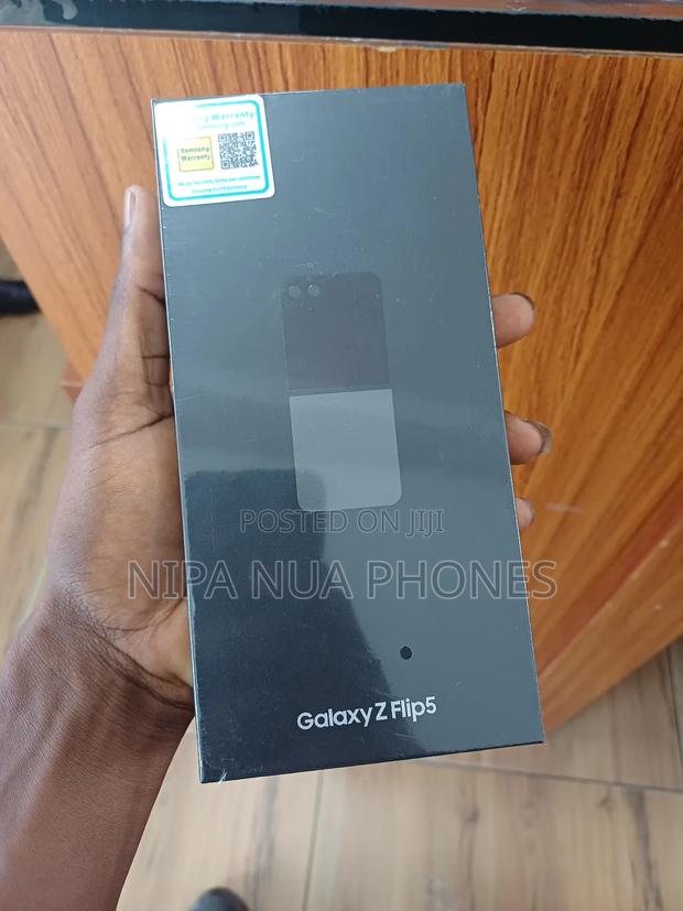 New Samsung Galaxy Z Flip 5 512 GB Gold · Photo 1