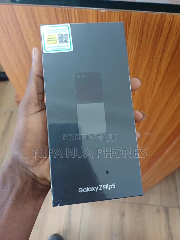 New Samsung Galaxy Z Flip 5 512 GB Gold · Photo 2