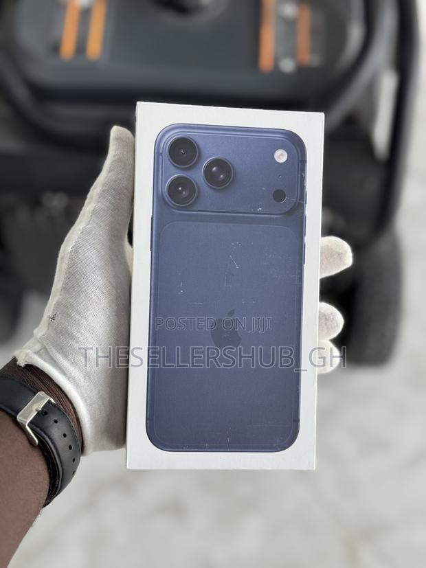 New Apple iPhone 17 Pro Max 512 GB Blue · Photo 2
