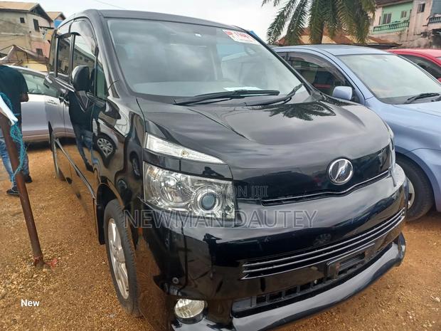 Toyota Voxy 2010 Black