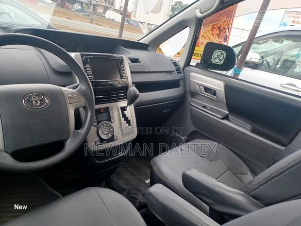 Toyota Voxy 2010 Black