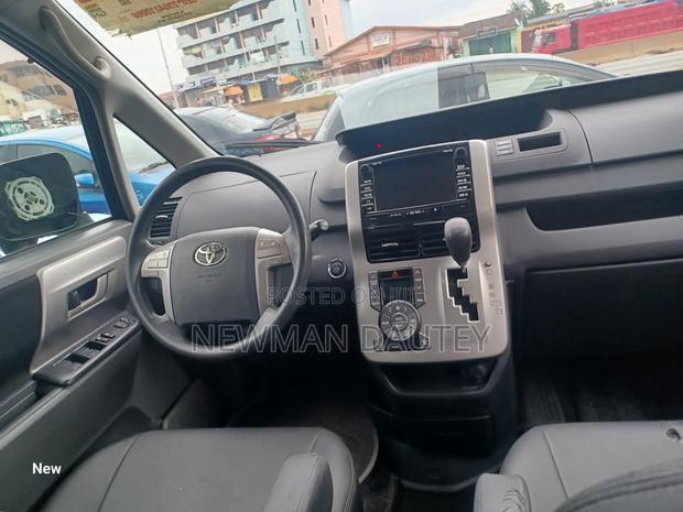 Toyota Voxy 2010 Black